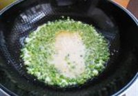 豌豆炒鸡蛋的做法 步骤7