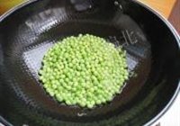 豌豆炒鸡蛋的做法 步骤6