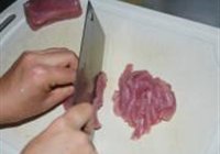 芹菜炒肉片的做法 步骤4