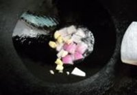 韭菜花爆猪肝的做法 步骤4