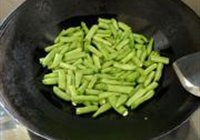 干煸四季豆的做法 步骤3