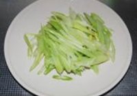 芹菜炒肉片的做法 步骤3