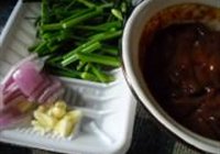 韭菜花爆猪肝的做法 步骤3