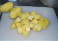 烤火腿肠和土豆的做法 步骤1