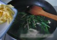 韭菜蛋皮炒肉丝的做法 步骤6