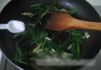 韭菜蛋皮炒肉丝的做法 步骤5