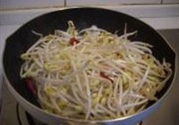呛炒黄豆芽的做法 步骤5