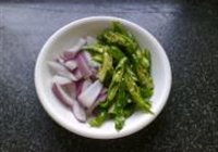豆酱黑椒茄条的做法 步骤2