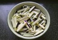 豆酱黑椒茄条的做法 步骤3