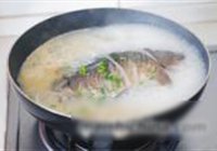 萝卜丝鲫鱼汤的做法 步骤6