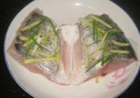 清蒸海鲈鱼的做法 步骤3
