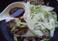 葱爆羊肉的做法 步骤7