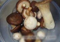 小鸡炖蘑菇的做法 步骤3