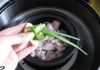 排骨焖豆角的做法 步骤2