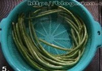 排骨焖豆角的做法 步骤5