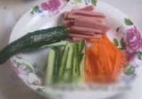 杂蔬鲜虾白菜卷的做法 步骤2