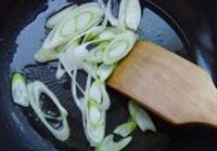 葱爆羊肉的做法 步骤4