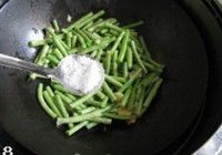 排骨焖豆角的做法 步骤8