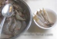杂蔬鲜虾白菜卷的做法 步骤3