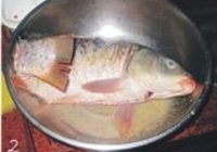 糖醋鲤鱼的做法 步骤2