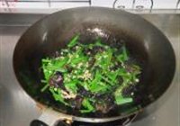 肉碎韭香炒木耳的做法 步骤9