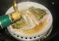 清蒸海鲈鱼的做法 步骤5