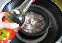排骨焖豆角的做法 步骤3