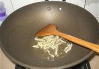 芝麻炒土鸡的做法 步骤2