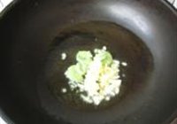 剁椒海鲜火锅的做法 步骤2