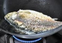 鲫鱼荷包蛋萝卜丝汤的做法 步骤2