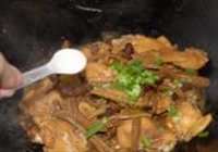 茶树菇烧鸡翅的做法 步骤16