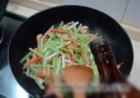 虾兵蟹将炒芹皇的做法 步骤6