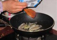 黄豆酱焖泥猛鱼的做法 步骤4
