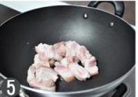 土豆焖五花肉的做法 步骤5