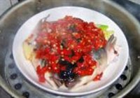 剁椒鱼头的做法 步骤6