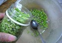 肉丁酸豆角的做法 步骤5