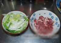 葱爆羊肉的做法 步骤2