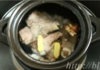熬制白色大骨汤的做法 步骤3