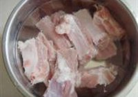 红酒蒜香烤猪排的做法 步骤3
