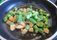 秋葵番茄炒鸡丁的做法 步骤5