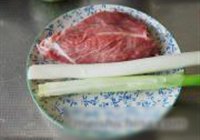 葱爆羊肉的做法 步骤1
