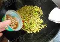 肉丁酸豆角的做法 步骤12