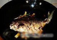 红烧银鲳鱼的做法 步骤5