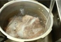 熬制白色大骨汤的做法 步骤2