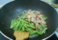 豆角炒肉的做法 步骤15