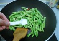 豆角炒肉的做法 步骤12