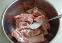 红酒蒜香烤猪排的做法 步骤2