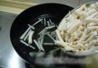 菌菇炒牛肚的做法 步骤3