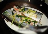 清蒸白鱼的做法 步骤3