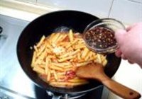 鱼香土豆炒什锦的做法 步骤6